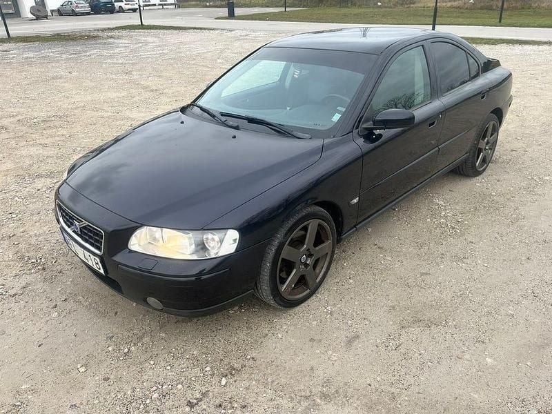 Begagnad 2005 Volvo S60 Sedan | 28 000 kr (Marknadspris) - Bild 1/4