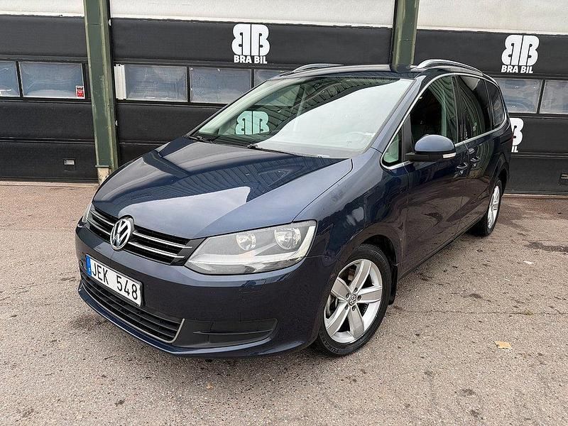 Mörkblå (blå) Begagnad 2012 VW Sharan Minibuss | 129 900 kr (Marknadspris) - Bild 1/4