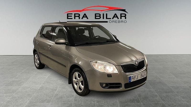 Ljusbrun (brun) Begagnad 2009 Skoda Fabia Halvkombi | 27 500 kr (Marknadspris) - Bild 1/4