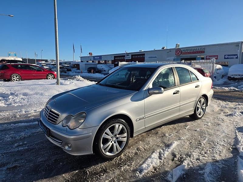 Silver Begagnad 2004 Mercedes C180 Sedan | 54 200 kr (Dyr) - Bild 1/4