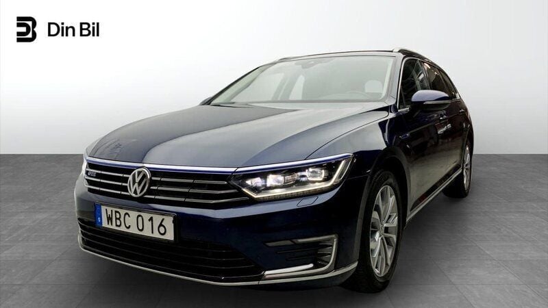 Mörkblå Begagnad 2018 VW Passat Executive Kombi | 239 900 kr (Marknadspris) - Bild 1/4
