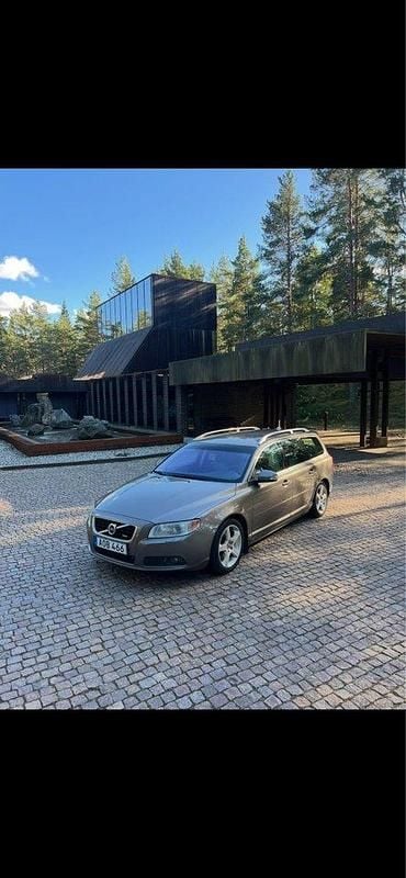 Grå Begagnad 2008 Volvo V70 Summum Kombi | 45 000 kr (Marknadspris) - Bild 1/4