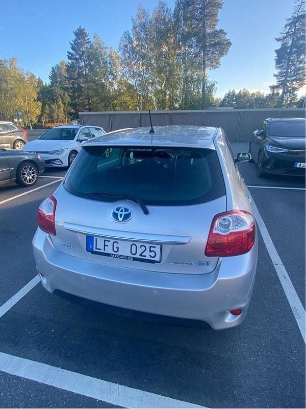 Silver Begagnad 2011 Toyota Auris Hybrid Plus Halvkombi | 73 500 kr (Marknadspris) - Bild 1/4