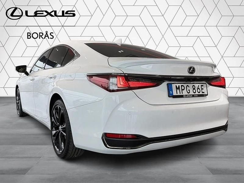 Begagnad Lexus ES300H Sport Line 220 HK (161 kW) 2023 Vit Sedan