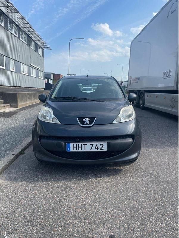 Grå Begagnad 2008 Peugeot 107 Halvkombi | 24 000 kr (Marknadspris) - Bild 1/4