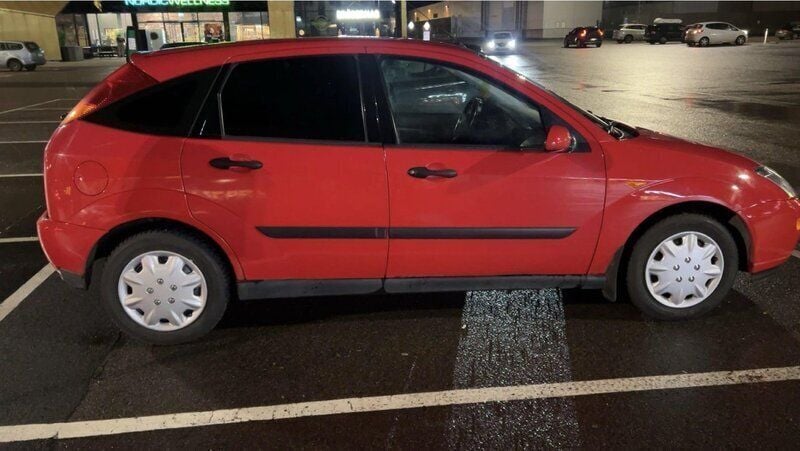 Röd Begagnad 2000 Ford Focus Halvkombi | 29 500 kr (Marknadspris) - Bild 1/4