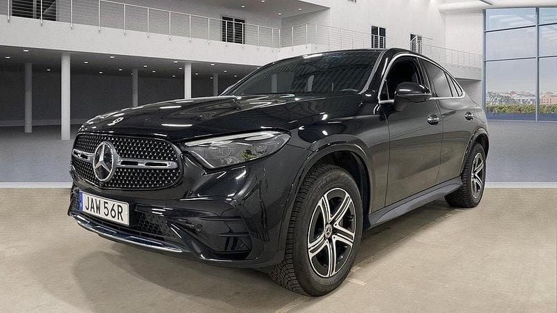 Svart (obsidiansvart metallic) Begagnad 2024 Mercedes GLC300e AMG Sportkupé | 779 000 kr (Marknadspris) - Bild 1/4