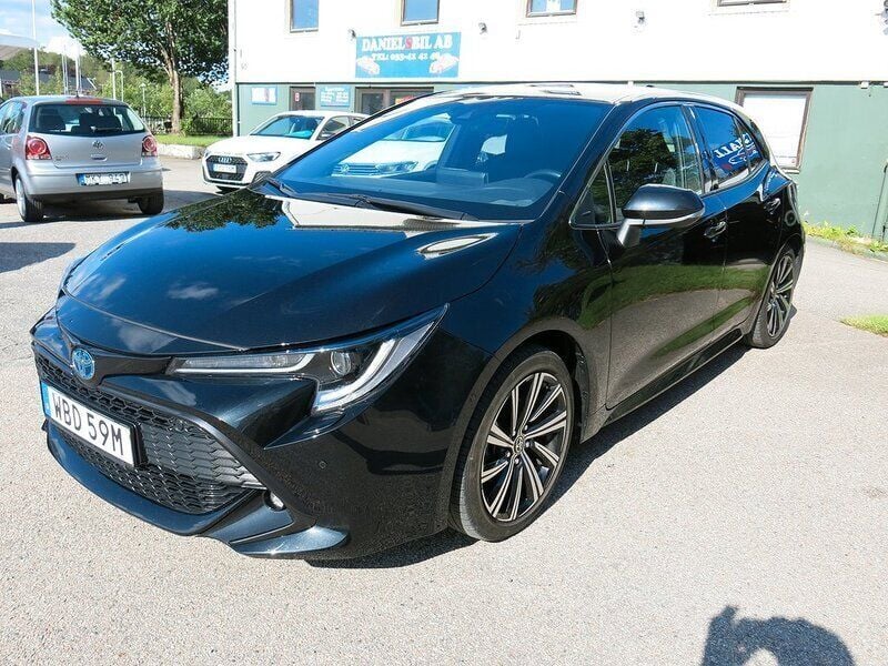 Svart Begagnad 2022 Toyota Corolla Style Halvkombi | 239 900 kr (Marknadspris) - Bild 1/4