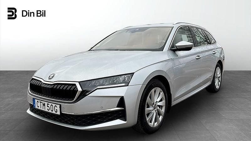 Brilliant silver metallic Begagnad 2025 Skoda Octavia Selection Kombi | 299 900 kr (Marknadspris) - Bild 1/4