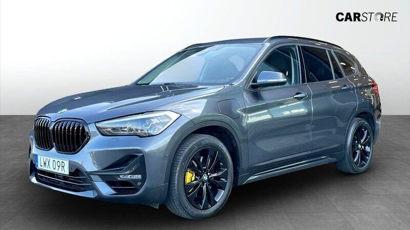 Grå (grey) Begagnad 2021 BMW X1 Sport Line SUV | 259 900 kr (Superpris) - Bild 1/4