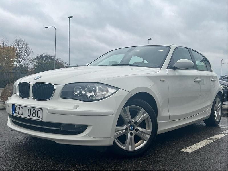 Vit Begagnad 2008 BMW 118 Advantage Halvkombi | 55 000 kr (Marknadspris) - Bild 1/4