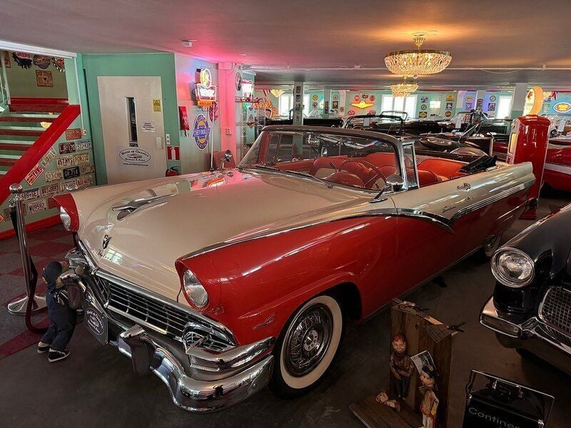 Begagnad 1956 Ford Fairlane Cab | 795 000 kr - Bild 1/4