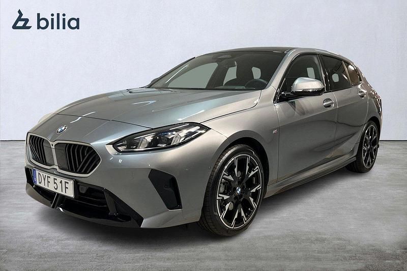 Grå Begagnad 2024 BMW 120 M Sport Halvkombi | 427 900 kr - Bild 1/4