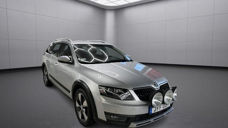 Begagnad Skoda Octavia Scout 184 HK (135 kW) 2017 Silver Kombi