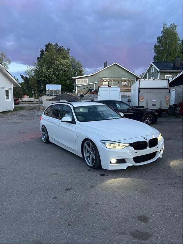 Vit Begagnad 2018 BMW 320 Sport Line Kombi | 145 000 kr (Marknadspris) - Bild 1/2