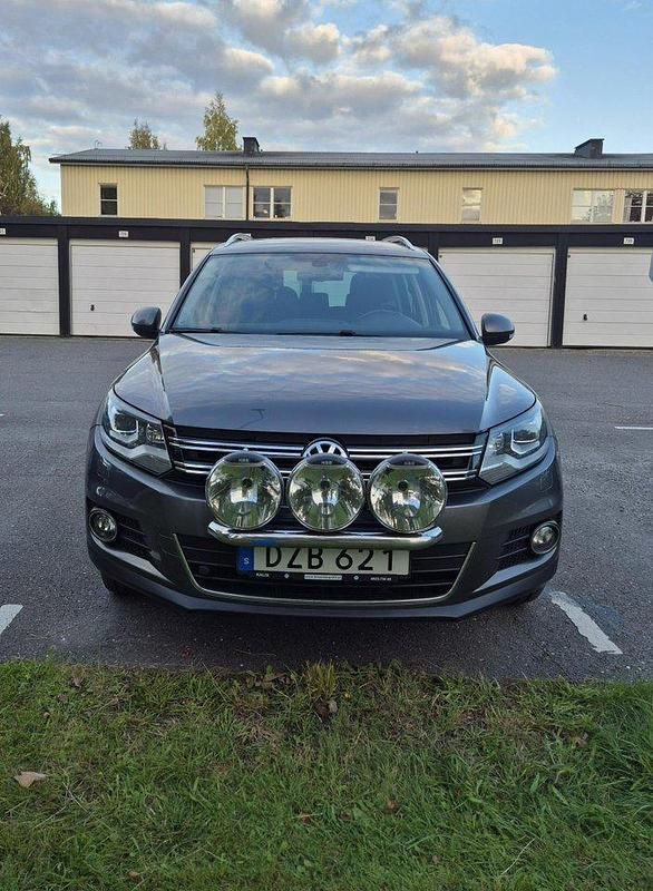 Grå Begagnad 2015 VW Tiguan Sportline SUV | 130 000 kr (Bra pris) - Bild 1/4