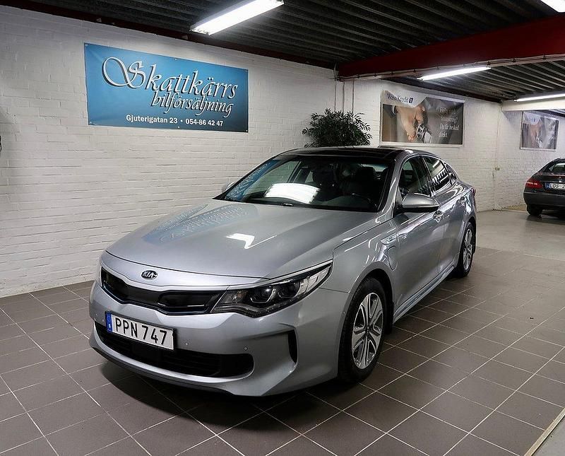 Grå Begagnad 2016 Kia Optima Hybrid Sedan | 139 000 kr (Marknadspris) - Bild 1/4
