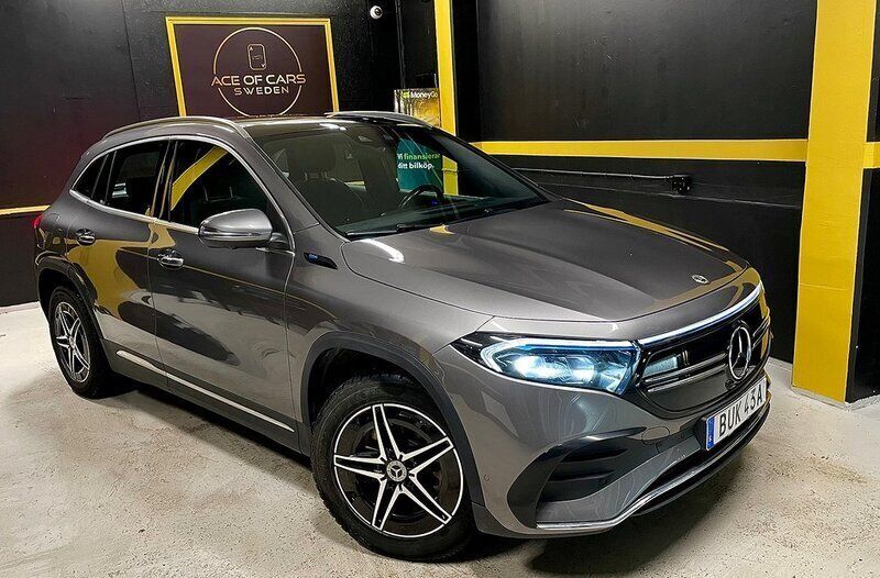 Mörkgrå Begagnad 2021 Mercedes EQA250 AMG SUV | 319 000 kr (Marknadspris) - Bild 1/4