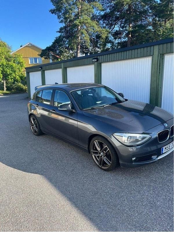 Grå Begagnad 2012 BMW 118 Urban Line Halvkombi | 57 000 kr (Bra pris) - Bild 1/4