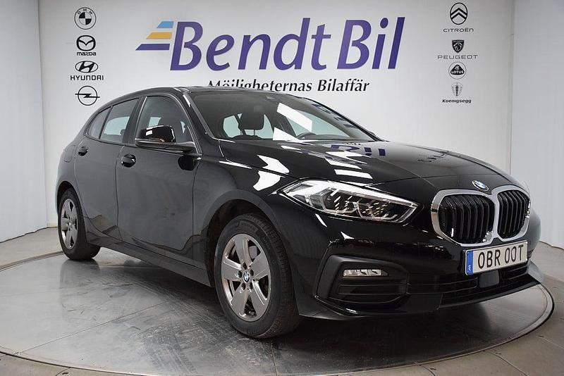 Svart Begagnad 2022 BMW 118 Advantage Halvkombi | 264 500 kr (Marknadspris) - Bild 1/3