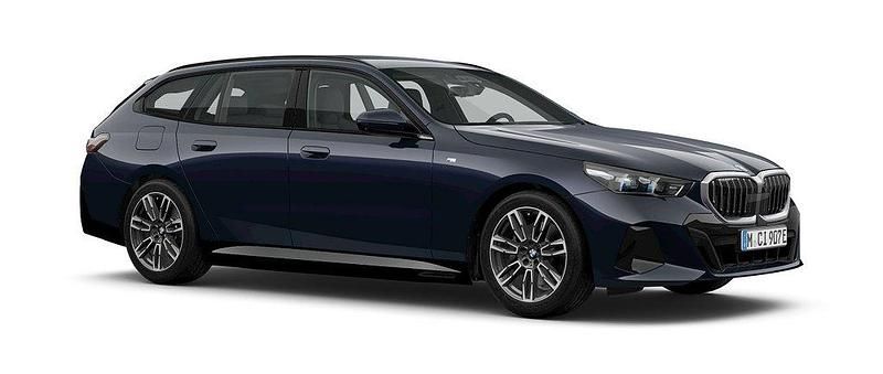 Svart Ny 2025 BMW 530e Comfort Edition Kombi | 805 300 kr (Lite dyr) - Bild 1/4