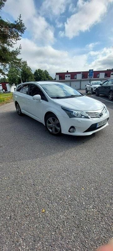 Vit Begagnad 2015 Toyota Avensis Edition Kombi | 84 900 kr (Marknadspris) - Bild 1/4