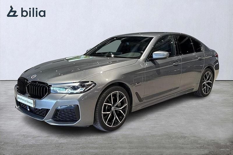 Grå Begagnad 2022 BMW 530e M Sport Sedan | 459 000 kr (Lite dyr) - Bild 1/4