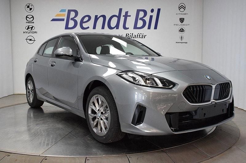 Skyscraper grey metallic Ny 2025 BMW 120 Shadowline Halvkombi | 379 500 kr - Bild 1/3