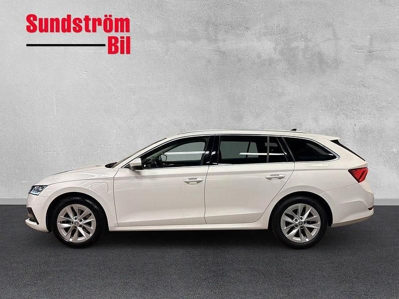 Begagnad Skoda Octavia Business Line 204 HK (150 kW) 2022 Vit Kombi
