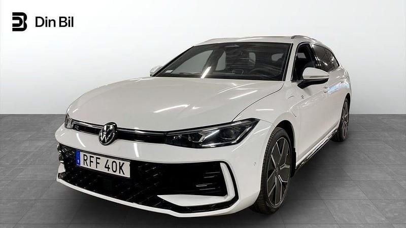 Vit Ny 2025 VW Passat R-line Kombi | 582 600 kr (Lite dyr) - Bild 1/4
