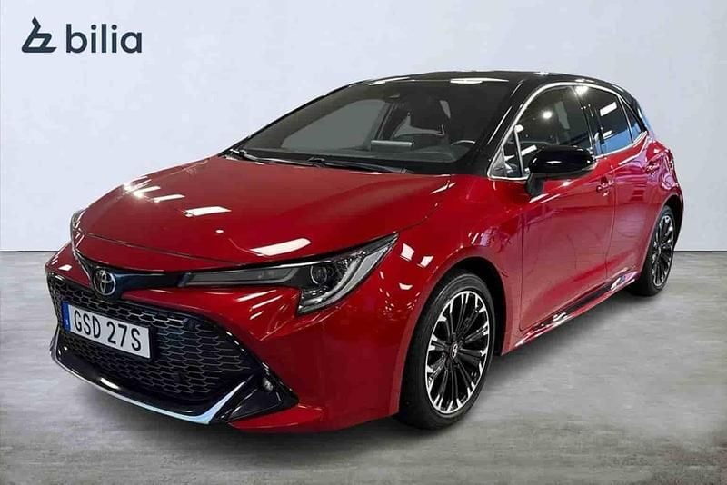 Röd Begagnad 2022 Toyota Corolla Hybrid Halvkombi | 269 900 kr - Bild 1/1