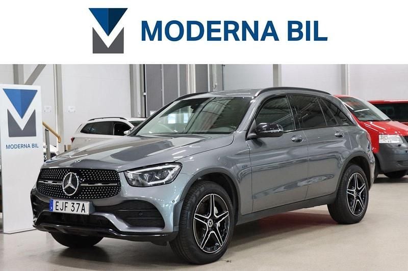 Grå Begagnad 2021 Mercedes GLC300e Premium SUV | 419 900 kr (Marknadspris) - Bild 1/4