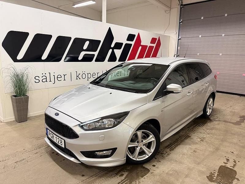 Grå Begagnad 2017 Ford Focus ST-Line Kombi | 114 500 kr (Marknadspris) - Bild 1/4