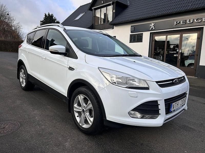 Vit Begagnad 2013 Ford Kuga Trend SUV | 105 000 kr (Marknadspris) - Bild 1/4