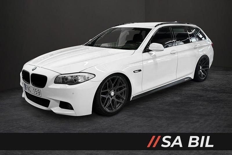 Vit Begagnad 2013 BMW 520 M Sport Kombi | 134 900 kr (Marknadspris) - Bild 1/4