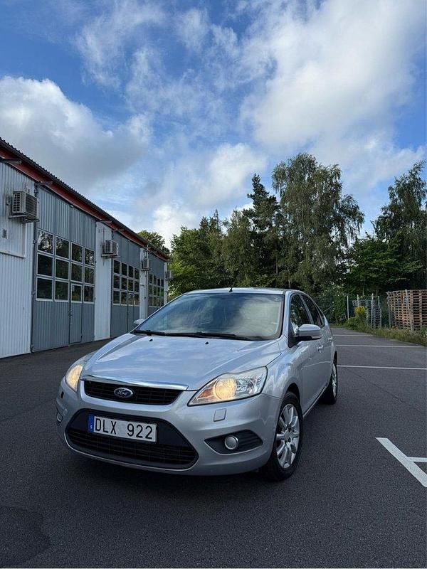Grå Begagnad 2011 Ford Focus Trend Halvkombi | 24 900 kr (Marknadspris) - Bild 1/4