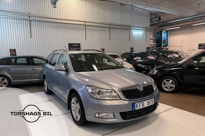 Ljusblå (blå) Begagnad 2010 Skoda Octavia Elegance Kombi | 69 900 kr (Marknadspris) - Bild 1/3