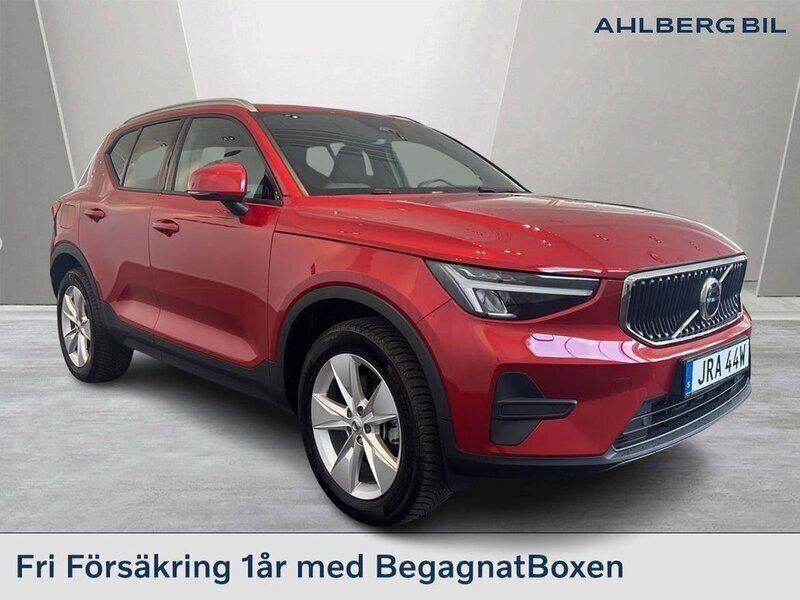 Röd Begagnad 2023 Volvo XC40 Core SUV | 374 500 kr (Marknadspris) - Bild 1/3