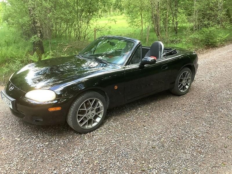 Svart Begagnad 2004 Mazda MX5 Cab | 89 000 kr (Dyr) - Bild 1/4