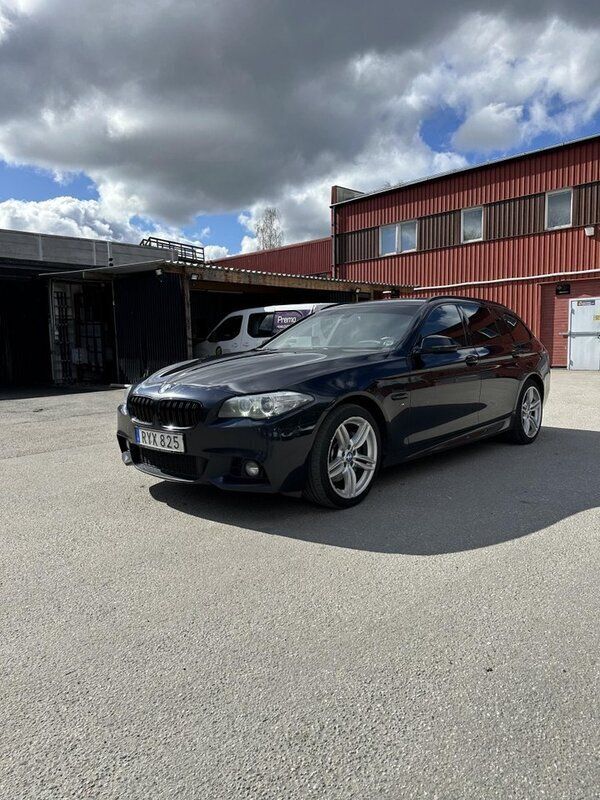 Svart Begagnad 2014 BMW 530 M Sport Kombi | 155 000 kr (Bra pris) - Bild 1/4