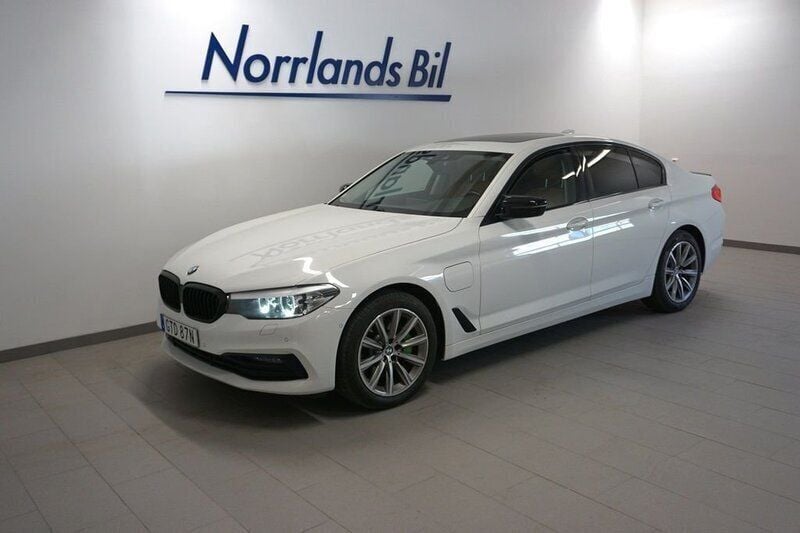 Vit Begagnad 2020 BMW 530e iPerformance Sedan | 274 900 kr (Superpris) - Bild 1/4