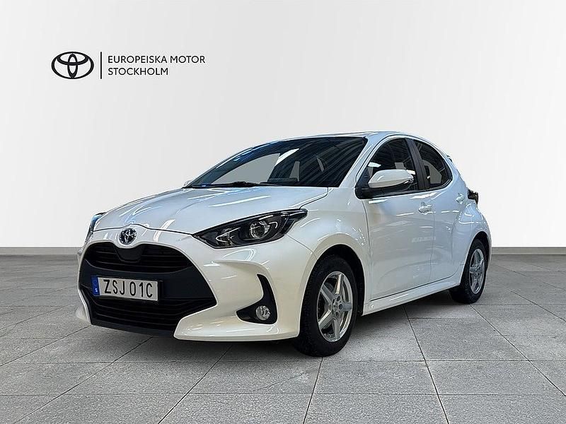 Vit Begagnad 2023 Toyota Yaris Hybrid Active Halvkombi | 209 900 kr (Marknadspris) - Bild 1/3