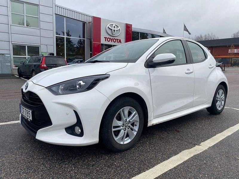 Vit Begagnad 2022 Toyota Yaris Hybrid Active Halvkombi | 209 900 kr (Marknadspris) - Bild 1/2