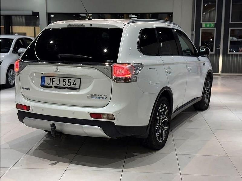 Begagnad Mitsubishi Outlander 203 HK (149 kW) 2015 Vit SUV