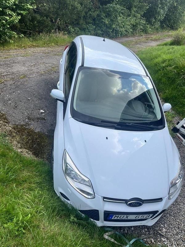 Vit Begagnad 2013 Ford Focus Trend Halvkombi | 48 000 kr (Superpris) - Bild 1/3