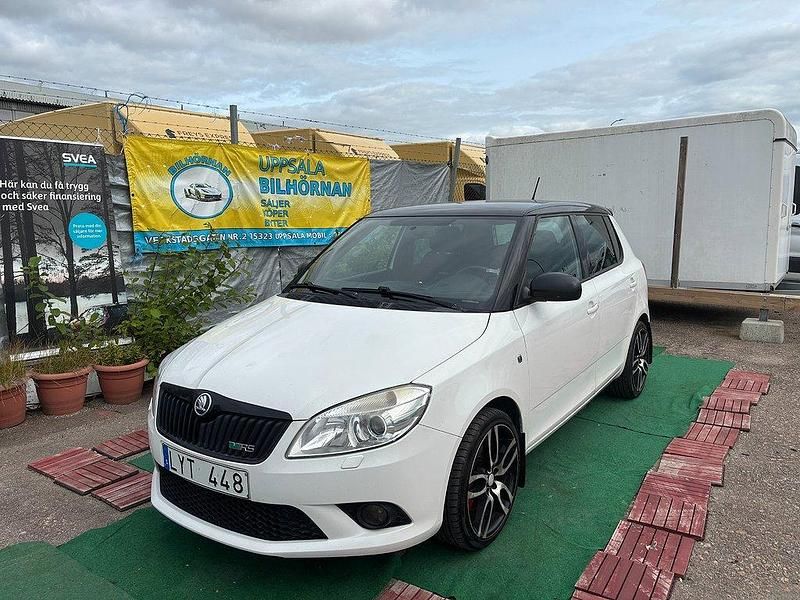 Vit Begagnad 2011 Skoda Fabia RS Halvkombi | 53 900 kr (Marknadspris) - Bild 1/4