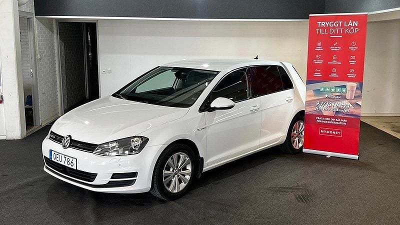 Vit Begagnad 2016 VW Golf VII Halvkombi | 99 900 kr (Superpris) - Bild 1/4