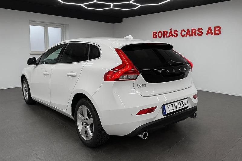 Begagnad Volvo V40 R-Design 120 HK (88 kW) 2017 Vit Halvkombi