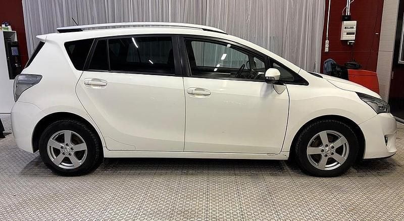 Vit Begagnad 2015 Toyota Verso Edition Minibuss | 69 900 kr (Bra pris) - Bild 1/4
