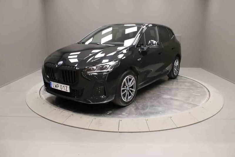 Svart Begagnad 2023 BMW 230e Active Tourer Minibuss | 359 000 kr - Bild 1/1